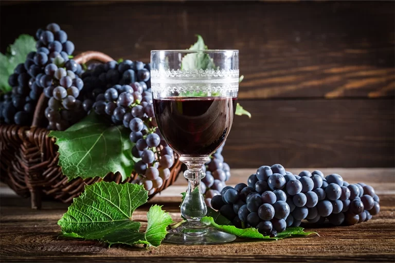 Cálice de uvas ilustrando os benefícios do resveratrol, antioxidante presente na fruta.